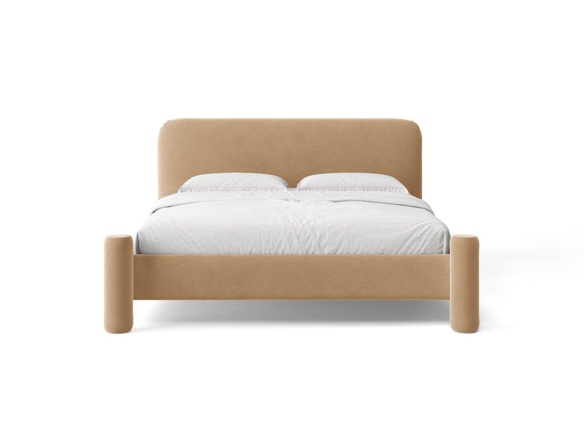 Foto des Vera Betts mit gepolstertem, abgerundetem Kopfteil in leichtem Beige, Chenille-Stoff, Holzbeinen und Doppelbett-Rahmen.
