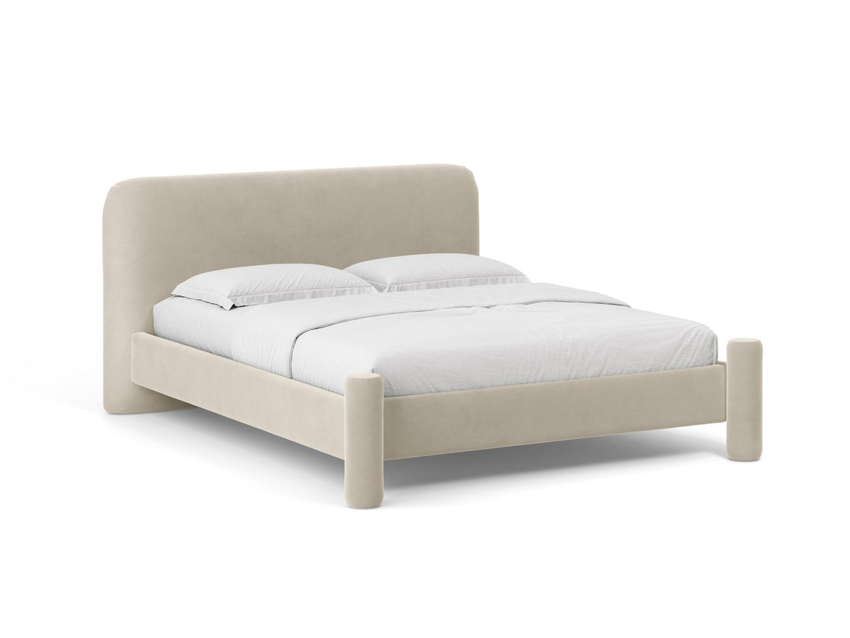Foto des Vera Betts mit gepolstertem, abgerundetem Kopfteil in leichtem Beige, Chenille-Stoff, Holzbeinen und Doppelbett-Rahmen.
