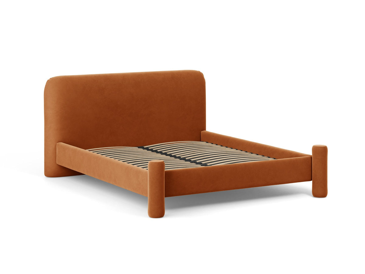 Foto des Vera Betts mit gepolstertem, abgerundetem Kopfteil in leichtem Beige, Chenille-Stoff, Holzbeinen und Doppelbett-Rahmen.