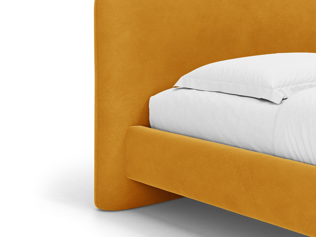 Foto des Vera Betts mit gepolstertem, abgerundetem Kopfteil in leichtem Beige, Chenille-Stoff, Holzbeinen und Doppelbett-Rahmen.