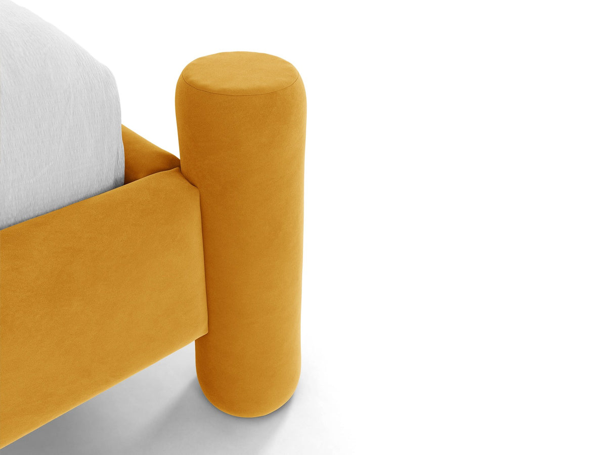 Foto des Vera Betts mit gepolstertem, abgerundetem Kopfteil in leichtem Beige, Chenille-Stoff, Holzbeinen und Doppelbett-Rahmen.