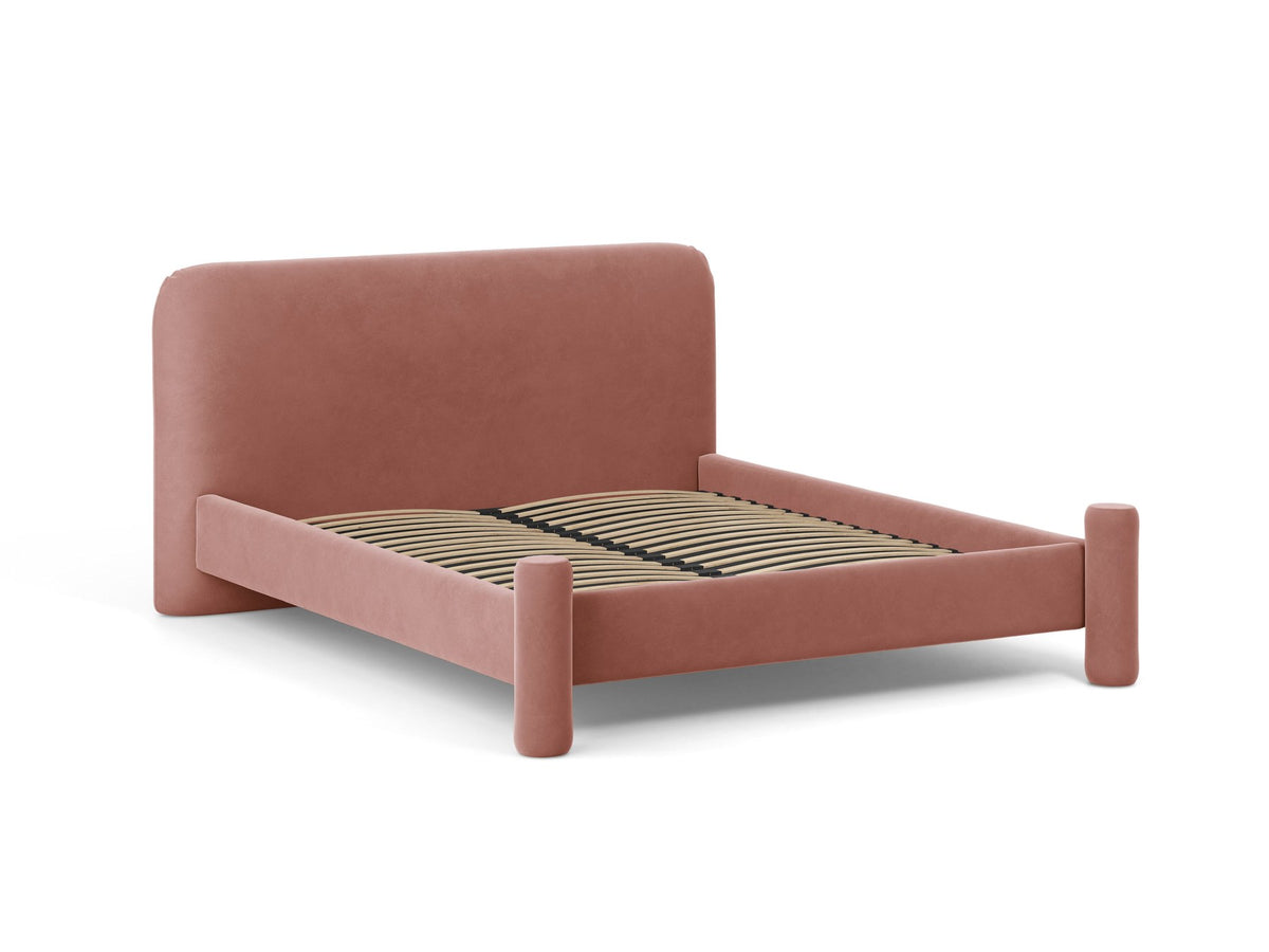Foto des Vera Betts mit gepolstertem, abgerundetem Kopfteil in leichtem Beige, Chenille-Stoff, Holzbeinen und Doppelbett-Rahmen.