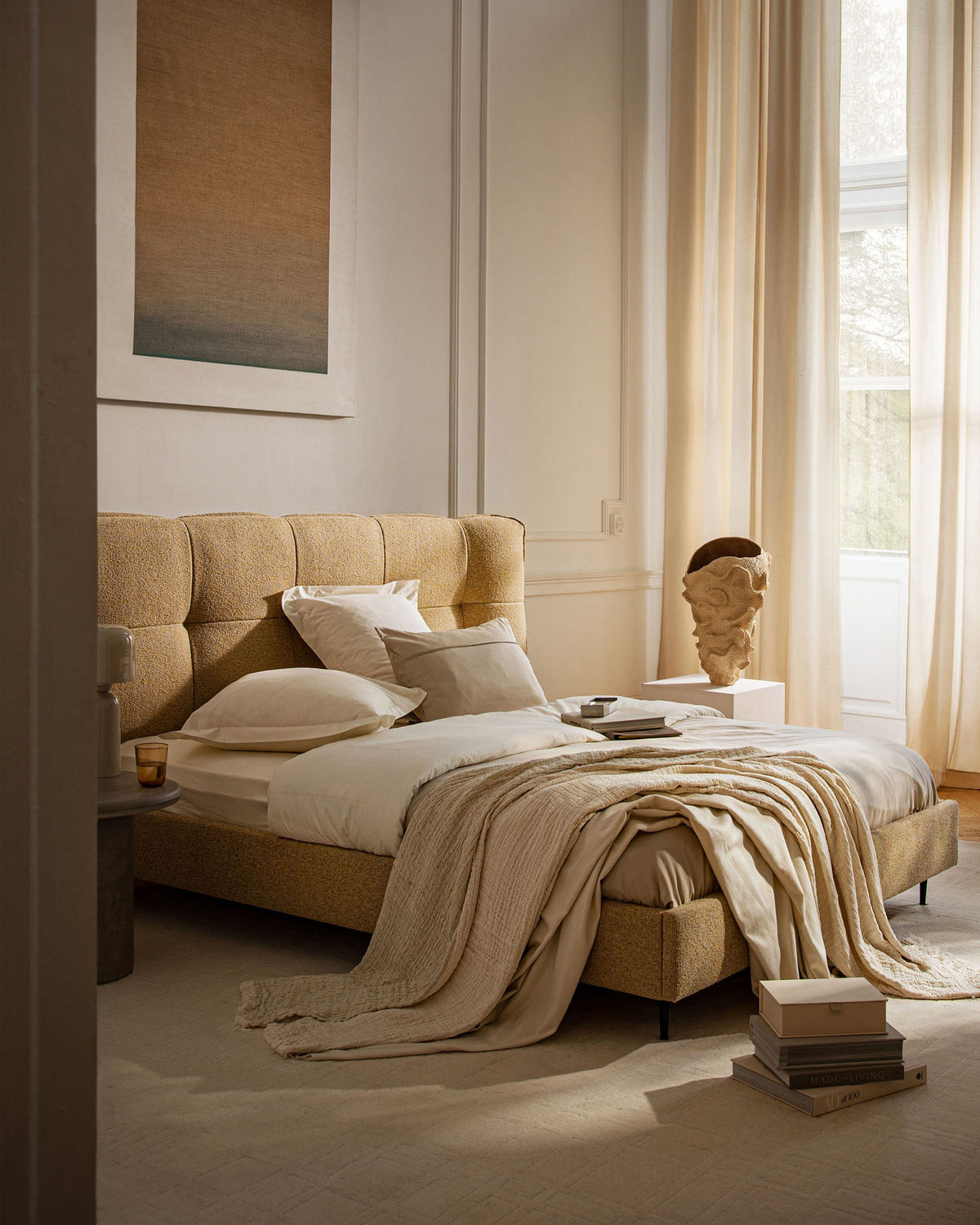 Stauraumbett Eric von Micadoni mit gepolstertem Kopfteil im Stoff Casino Lion, schwarzen Metallbeinen und Rahmen aus Möbelplatte sowie Sperrholzlatten.