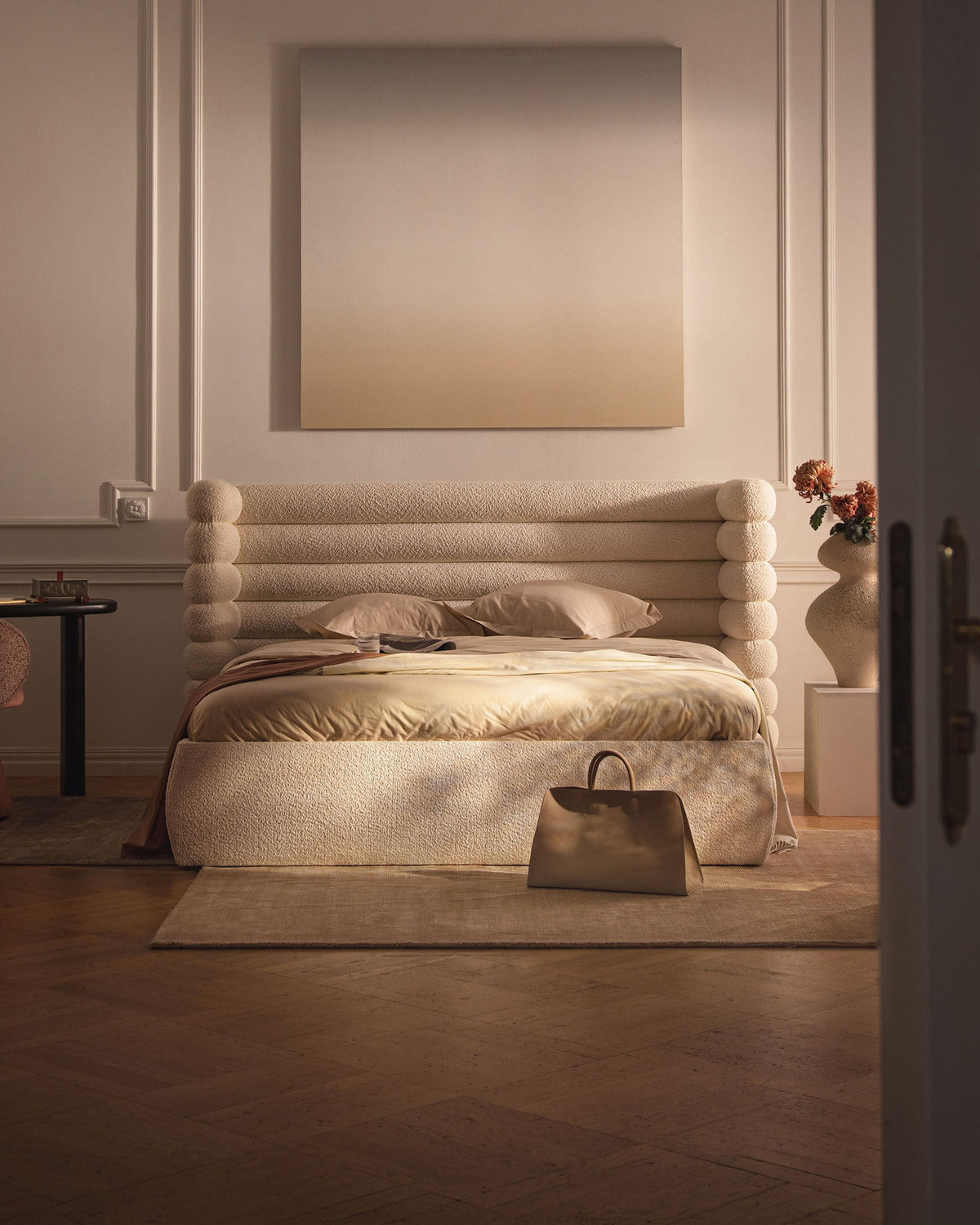 Stauraumbett Mount mit gepolstertem Kopfteil, Rahmen aus massiver Kiefer und MDF, Beine aus schwarzem Polypropylen, Bettkasten mit Gaslift-Mechanik.