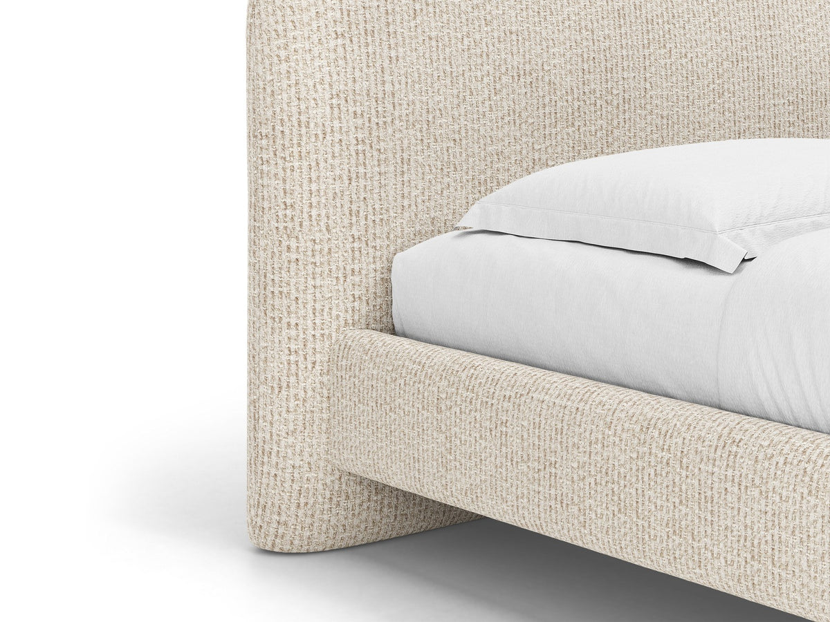 Foto des Vera Betts mit gepolstertem, abgerundetem Kopfteil in leichtem Beige, Chenille-Stoff, Holzbeinen und Doppelbett-Rahmen.