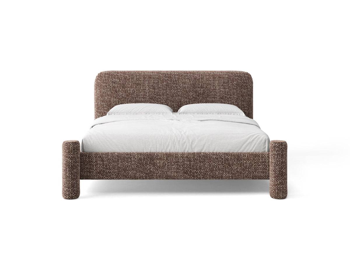 Foto des Vera Betts mit gepolstertem, abgerundetem Kopfteil in leichtem Beige, Chenille-Stoff, Holzbeinen und Doppelbett-Rahmen.