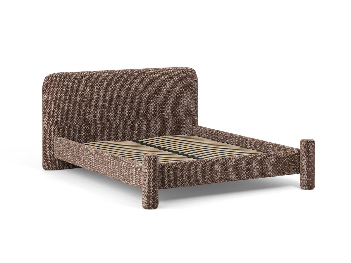Foto des Vera Betts mit gepolstertem, abgerundetem Kopfteil in leichtem Beige, Chenille-Stoff, Holzbeinen und Doppelbett-Rahmen.