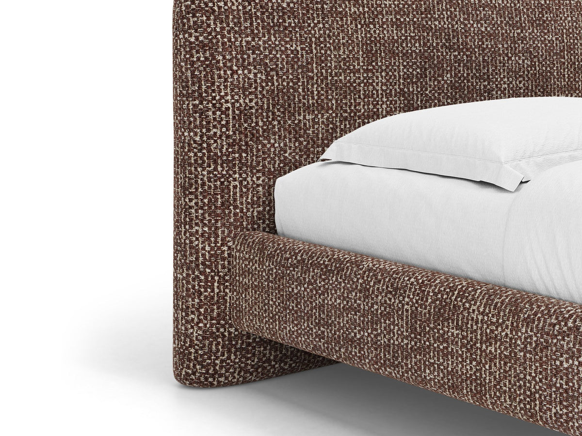 Foto des Vera Betts mit gepolstertem, abgerundetem Kopfteil in leichtem Beige, Chenille-Stoff, Holzbeinen und Doppelbett-Rahmen.