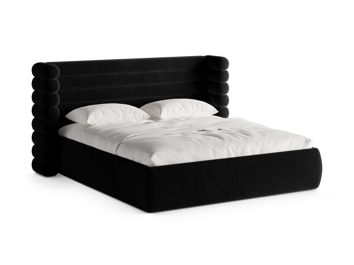 Stauraumbett Mount mit gepolstertem Kopfteil, Rahmen aus massiver Kiefer und MDF, Beine aus schwarzem Polypropylen, Bettkasten mit Gaslift-Mechanik.