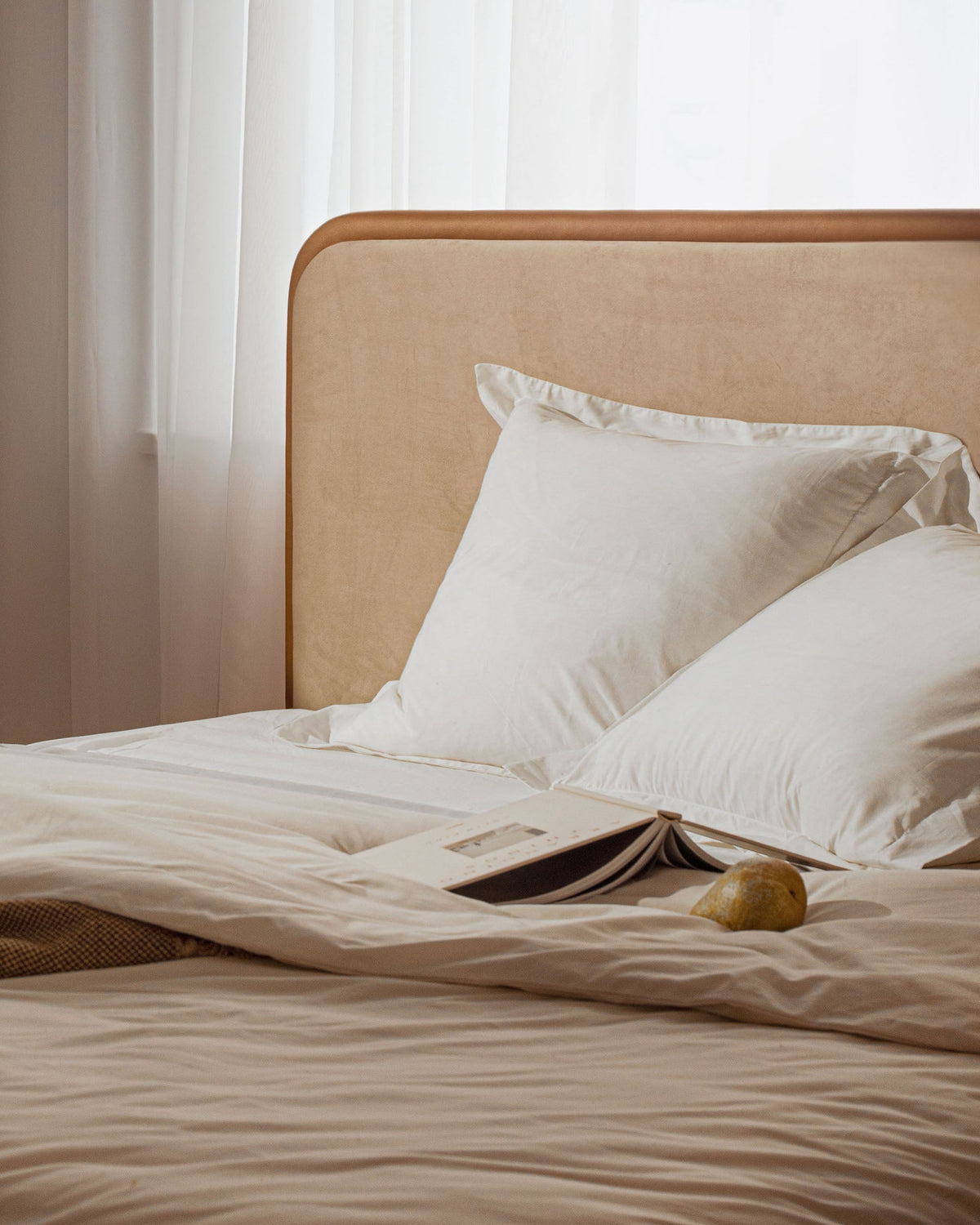 Aveline Bett mit gepolstertem Kopfteil, Stoffbezug Wind, Liegefläche 200 x 200 cm, schwarze Holzbeine, Farbe Ivory-Wind, von Micadoni