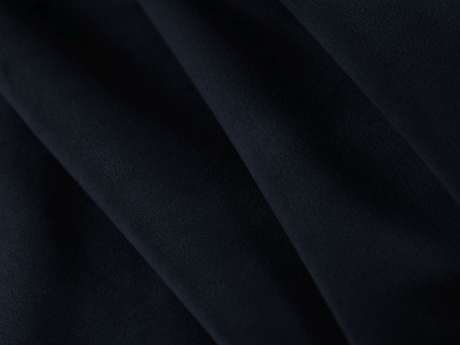 Elegantes Mount Bett in Royal Blue mit integriertem Stauraum und stilvollem Kopfteil, ideal für eine moderne Schlafzimmeratmosphäre von Micadoni.