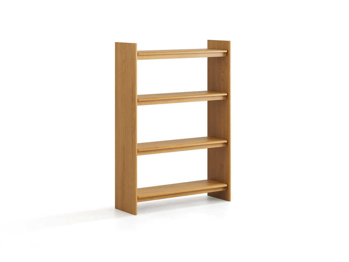 Bücherregal Charlotte von Micadoni in natürlicher Eiche, mit Holzbeinen und mehreren offenen Regalböden, freistehend fotografiert.