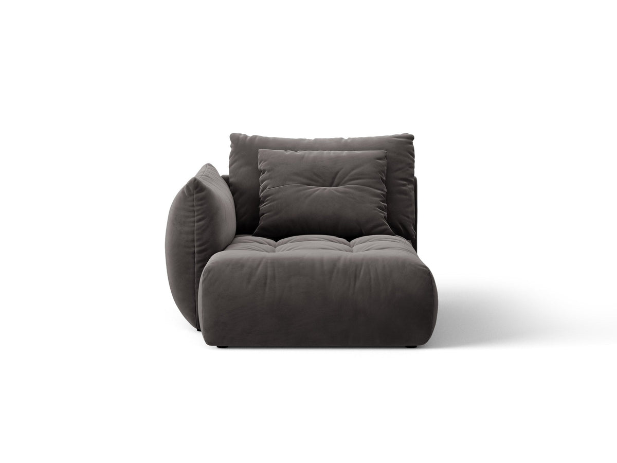 Beige Chaiselongue Bloom von Micadoni mit Veloursbezug Casino Pearl, schwarzen Kunststoffbeinen und gepolsterter Rückenlehne.