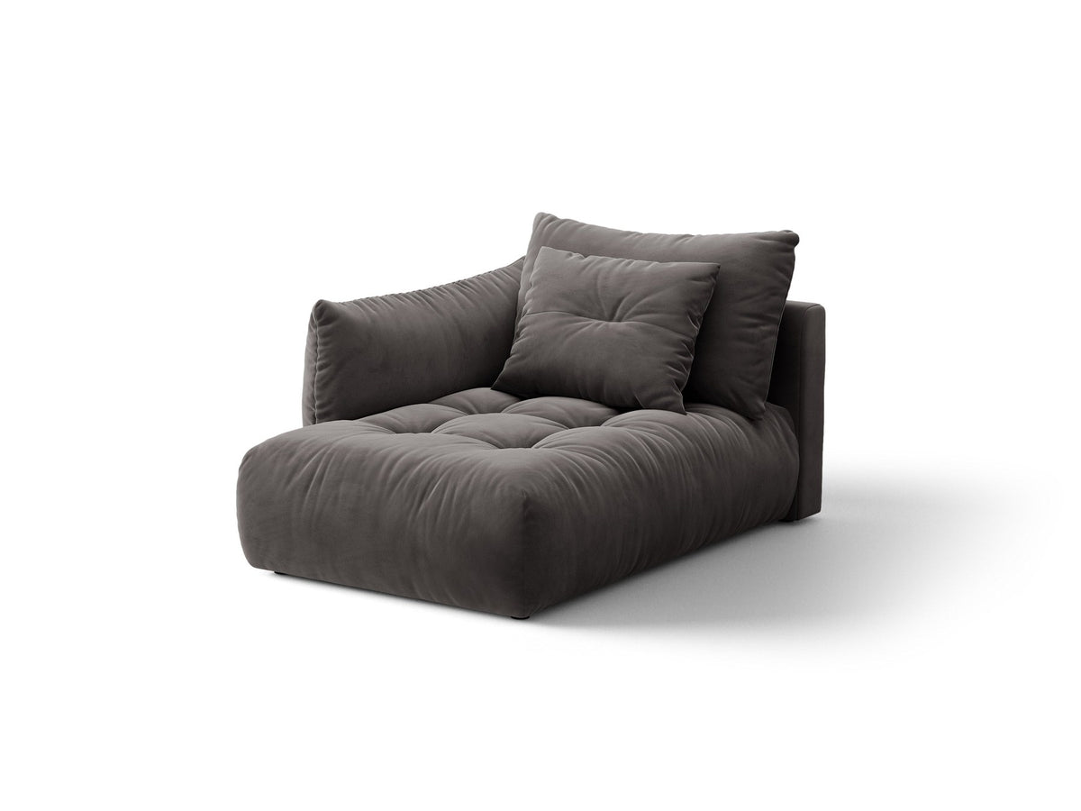 Beige Chaiselongue Bloom von Micadoni mit Veloursbezug Casino Pearl, schwarzen Kunststoffbeinen und gepolsterter Rückenlehne.