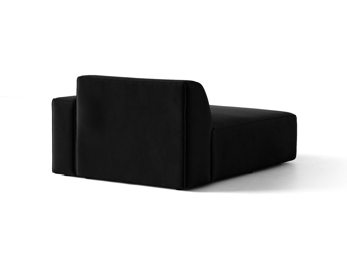 Beige Chaiselongue Jodie von Micadoni mit Samtstoff-Bezug, schwarzen Kunststoffbeinen und modularer Sofa-Bauweise, rechte Ausrichtung.