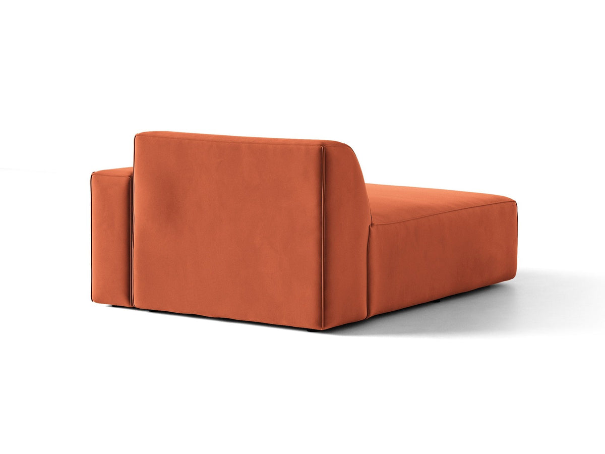 Beige Chaiselongue Jodie von Micadoni mit Samtstoff-Bezug, schwarzen Kunststoffbeinen und modularer Sofa-Bauweise, rechte Ausrichtung.