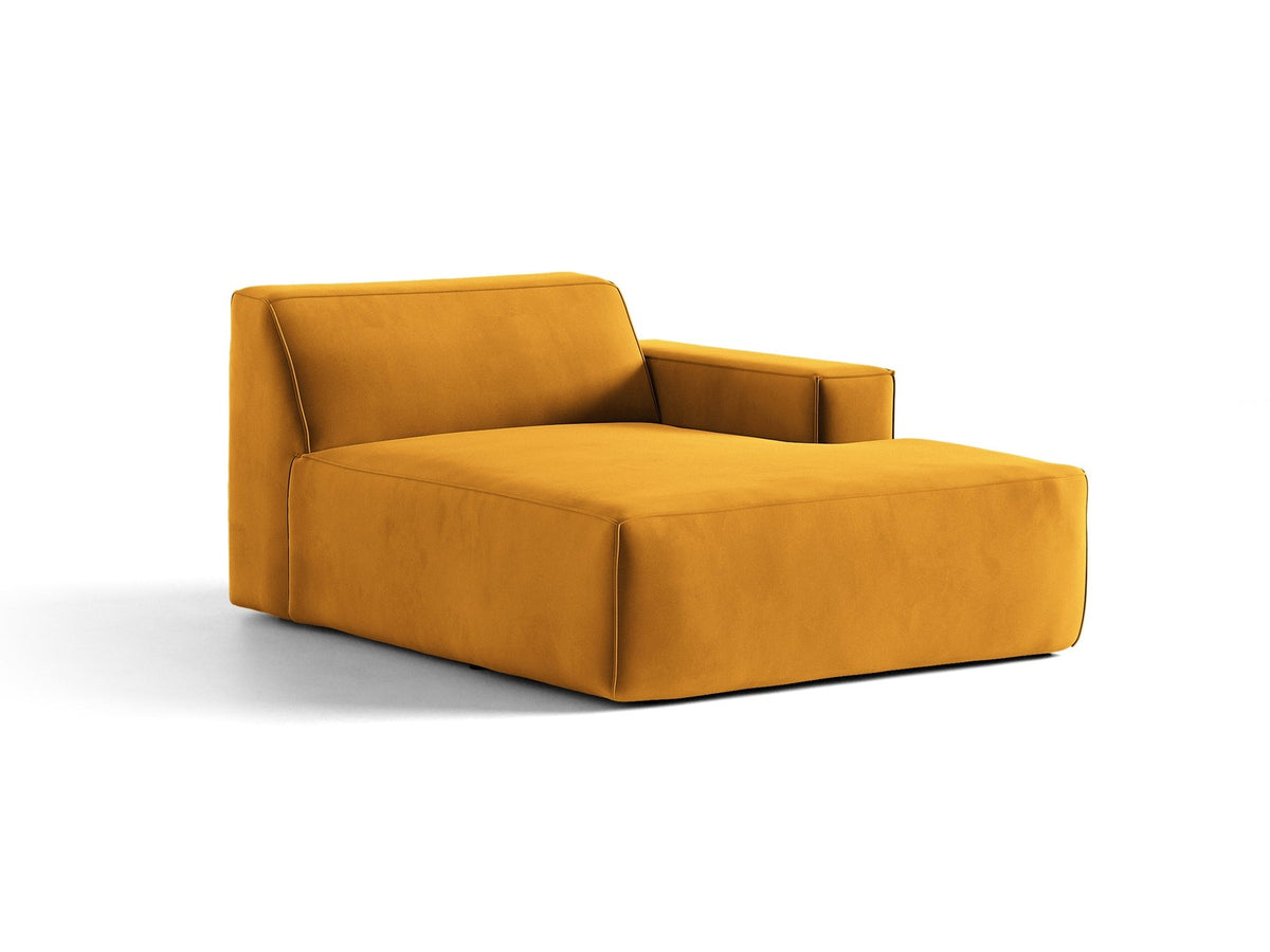 Beige Chaiselongue Jodie von Micadoni mit Samtstoff-Bezug, schwarzen Kunststoffbeinen und modularer Sofa-Bauweise, rechte Ausrichtung.