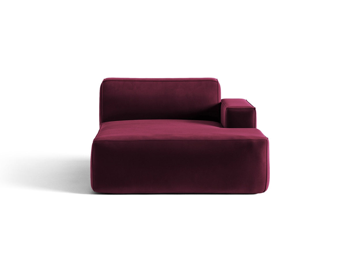 Beige Chaiselongue Jodie von Micadoni mit Samtstoff-Bezug, schwarzen Kunststoffbeinen und modularer Sofa-Bauweise, rechte Ausrichtung.