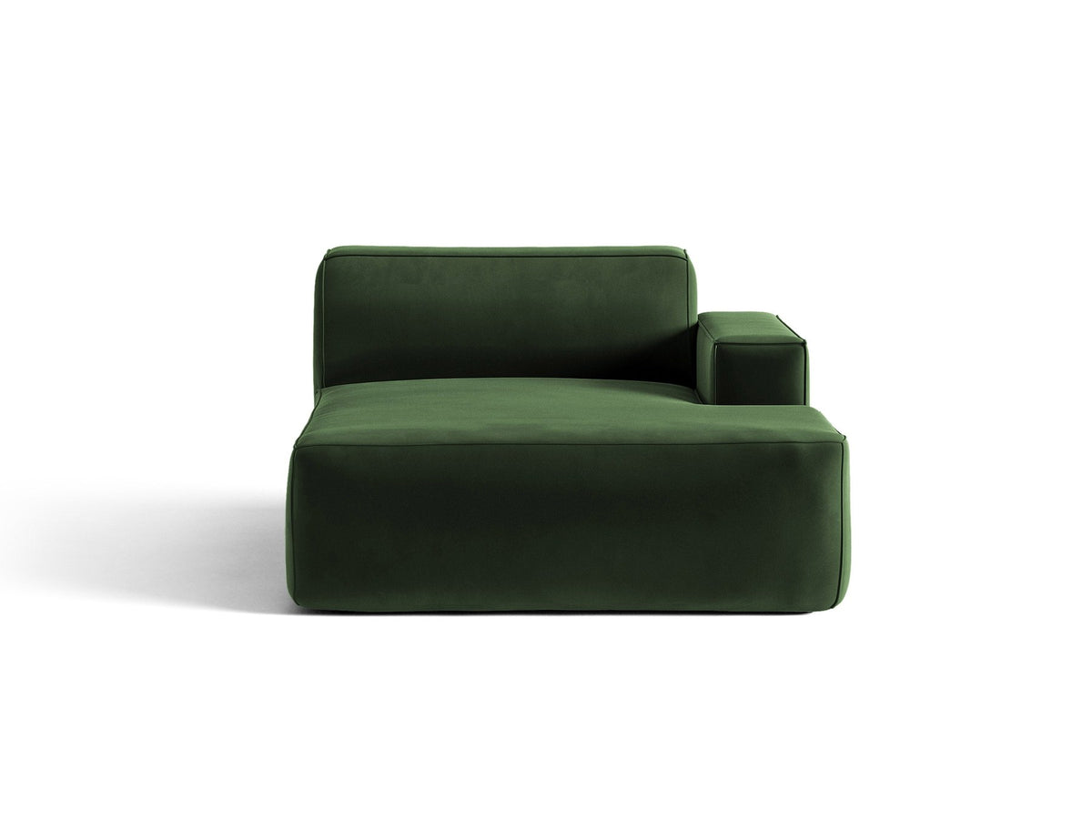 Beige Chaiselongue Jodie von Micadoni mit Samtstoff-Bezug, schwarzen Kunststoffbeinen und modularer Sofa-Bauweise, rechte Ausrichtung.
