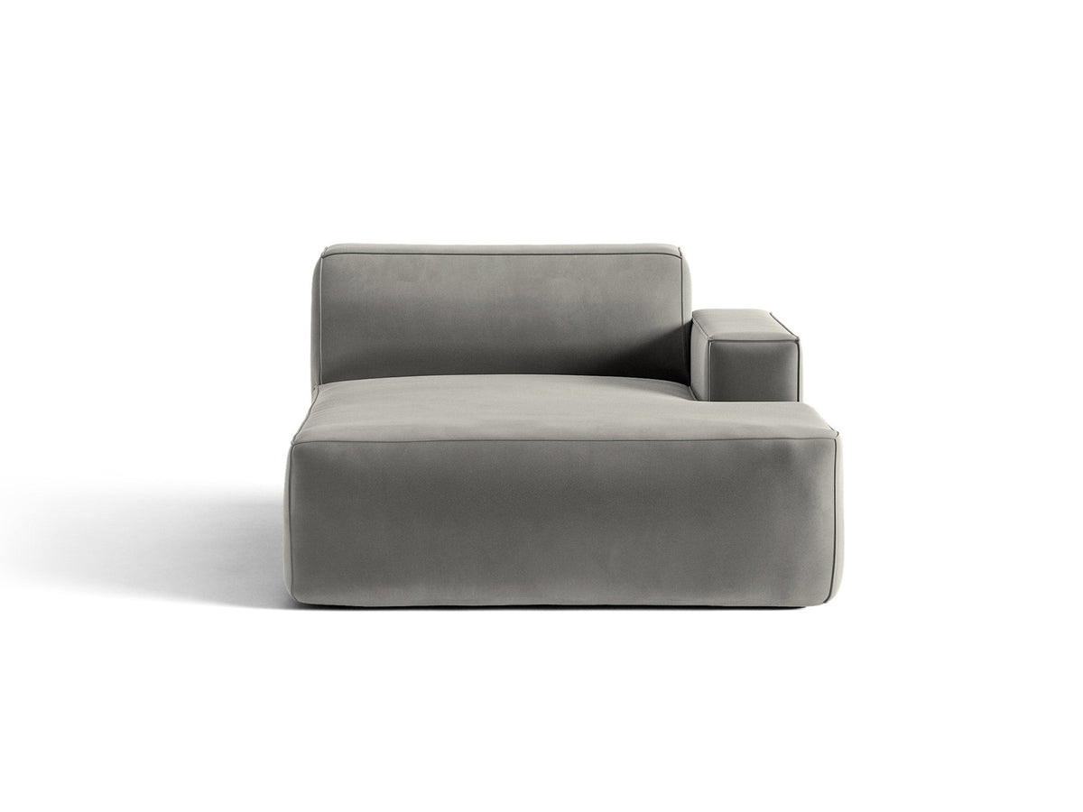 Beige Chaiselongue Jodie von Micadoni mit Samtstoff-Bezug, schwarzen Kunststoffbeinen und modularer Sofa-Bauweise, rechte Ausrichtung.