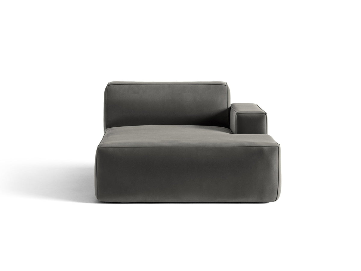 Beige Chaiselongue Jodie von Micadoni mit Samtstoff-Bezug, schwarzen Kunststoffbeinen und modularer Sofa-Bauweise, rechte Ausrichtung.
