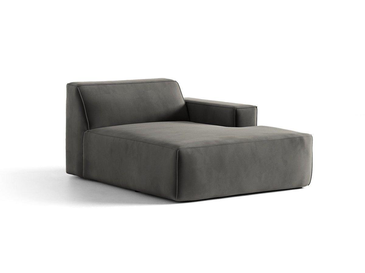 Beige Chaiselongue Jodie von Micadoni mit Samtstoff-Bezug, schwarzen Kunststoffbeinen und modularer Sofa-Bauweise, rechte Ausrichtung.