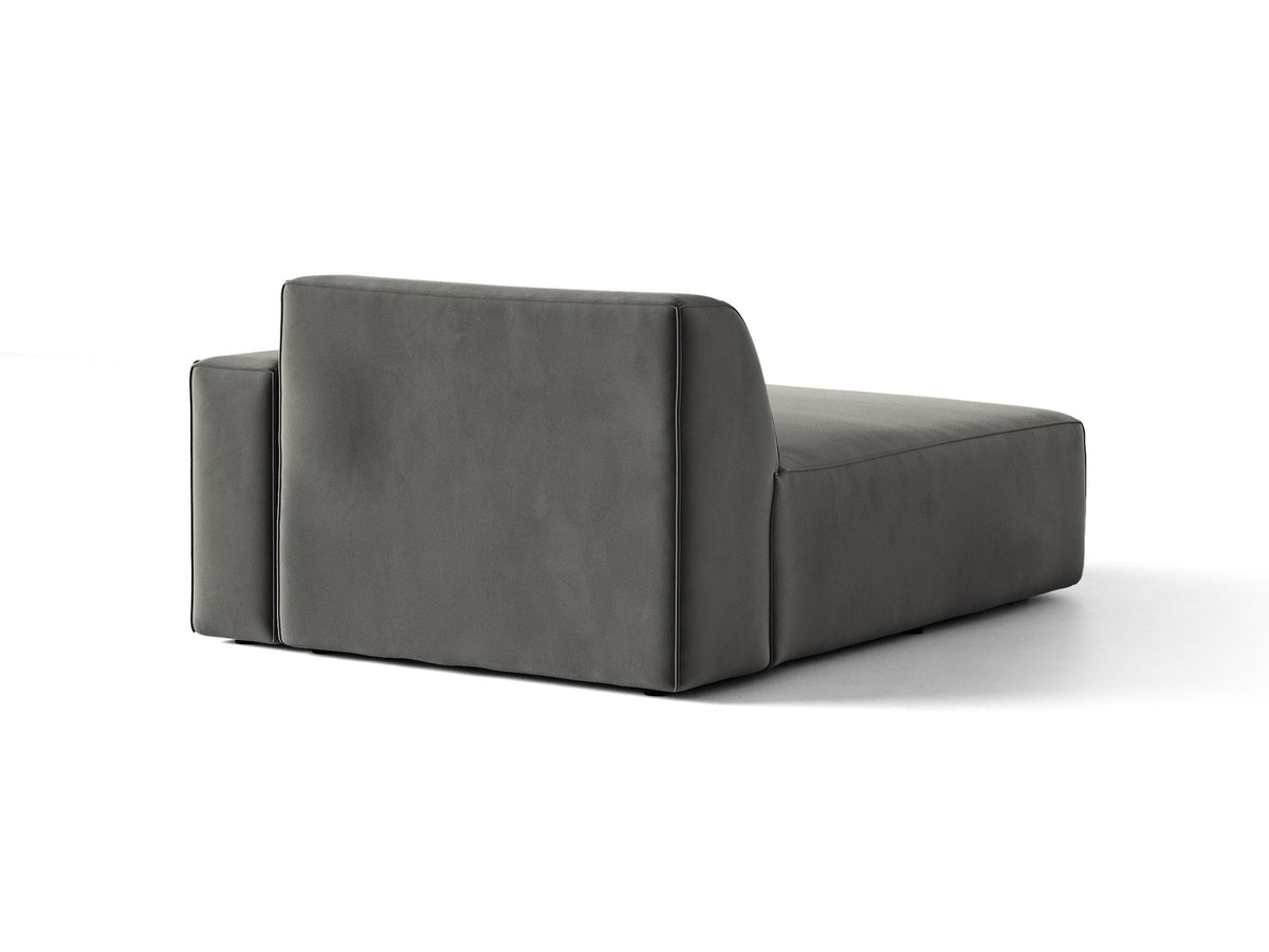 Beige Chaiselongue Jodie von Micadoni mit Samtstoff-Bezug, schwarzen Kunststoffbeinen und modularer Sofa-Bauweise, rechte Ausrichtung.