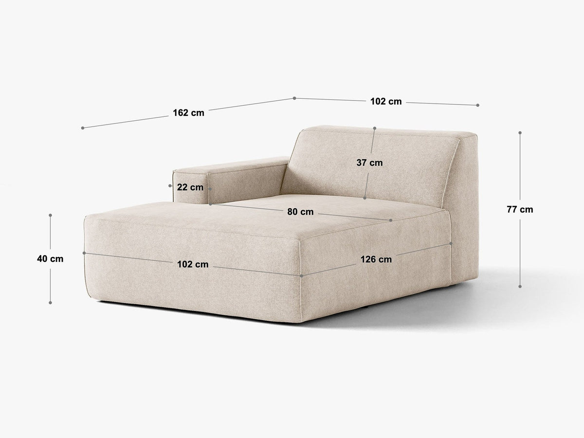 Beige Chaiselongue Jodie von Micadoni mit Samtstoff-Bezug, schwarzen Kunststoffbeinen und modularer Sofa-Bauweise, rechte Ausrichtung.