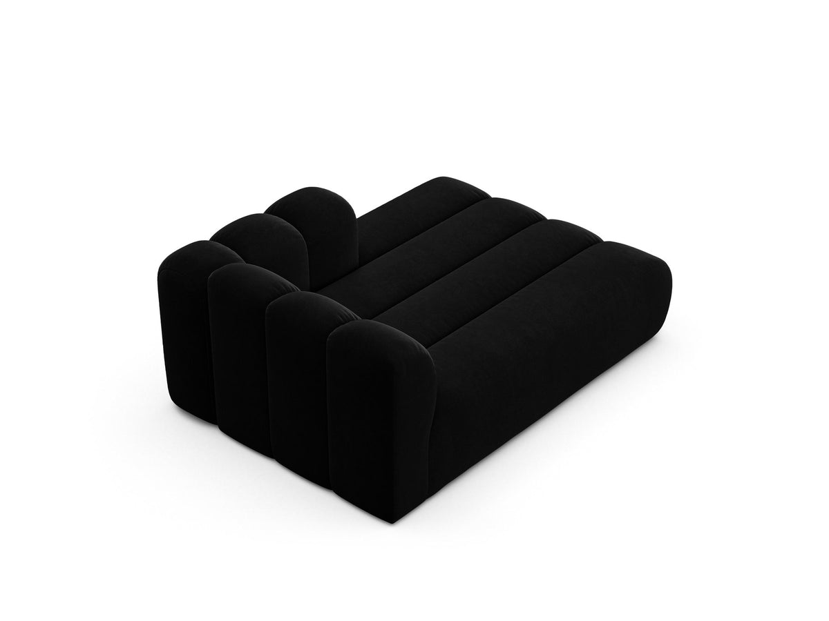 Lupine Chaiselongue von Micadoni, modulares Sofa in leichtem Beige mit Samtstoff, schwarze Kunststoffbeinen, rechte Ausrichtung.