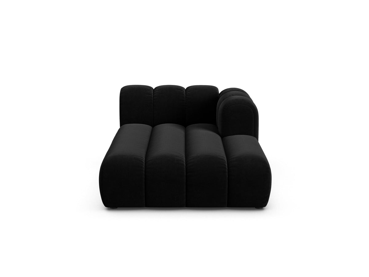 Lupine Chaiselongue von Micadoni, modulares Sofa in leichtem Beige mit Samtstoff, schwarze Kunststoffbeinen, rechte Ausrichtung.