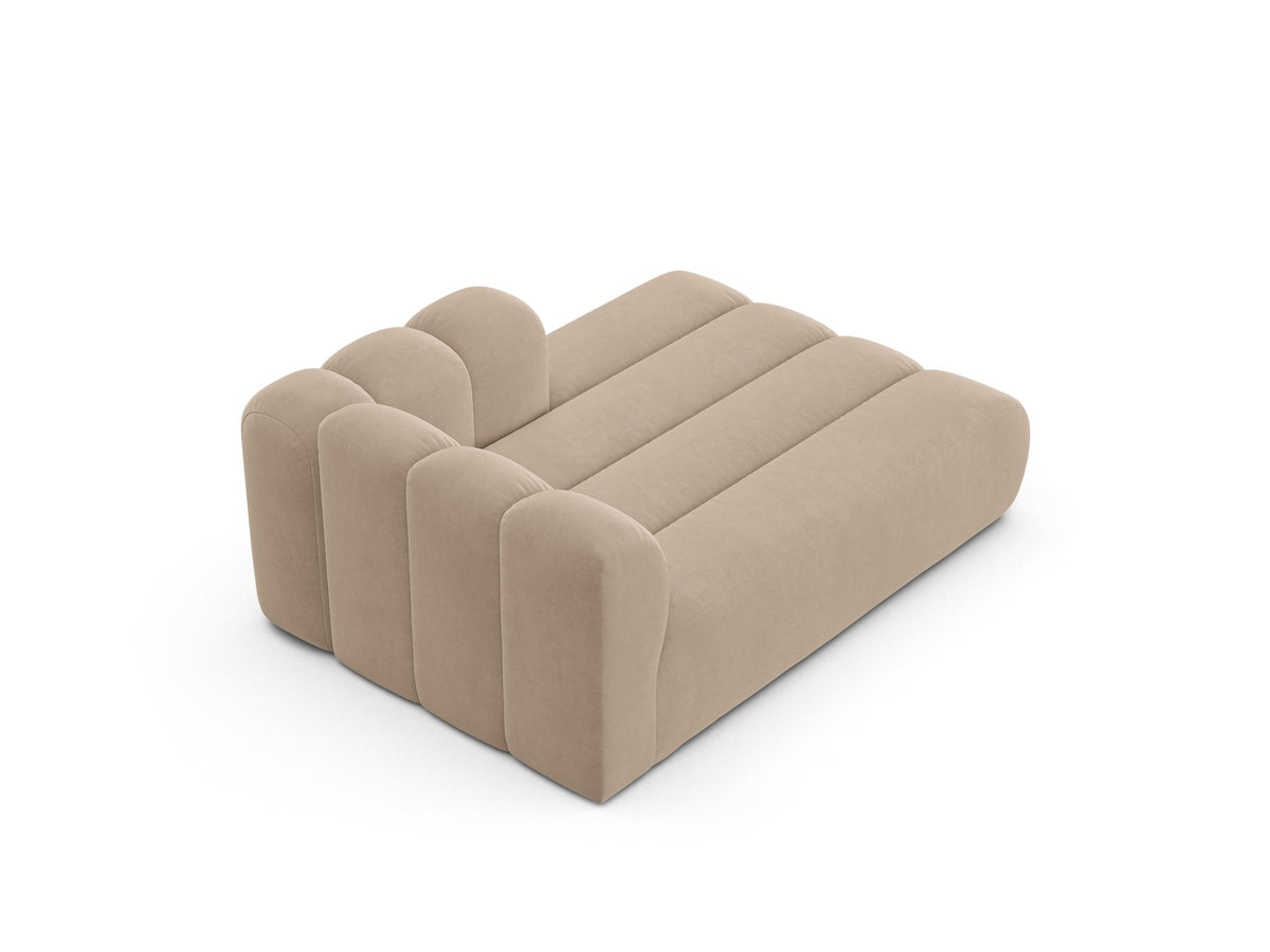 Lupine Chaiselongue von Micadoni, modulares Sofa in leichtem Beige mit Samtstoff, schwarze Kunststoffbeinen, rechte Ausrichtung.
