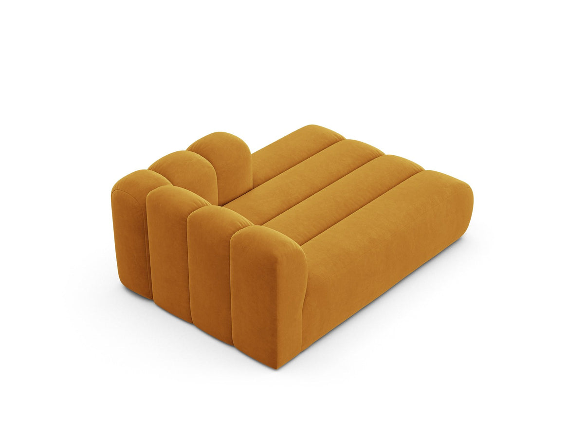 Lupine Chaiselongue von Micadoni, modulares Sofa in leichtem Beige mit Samtstoff, schwarze Kunststoffbeinen, rechte Ausrichtung.