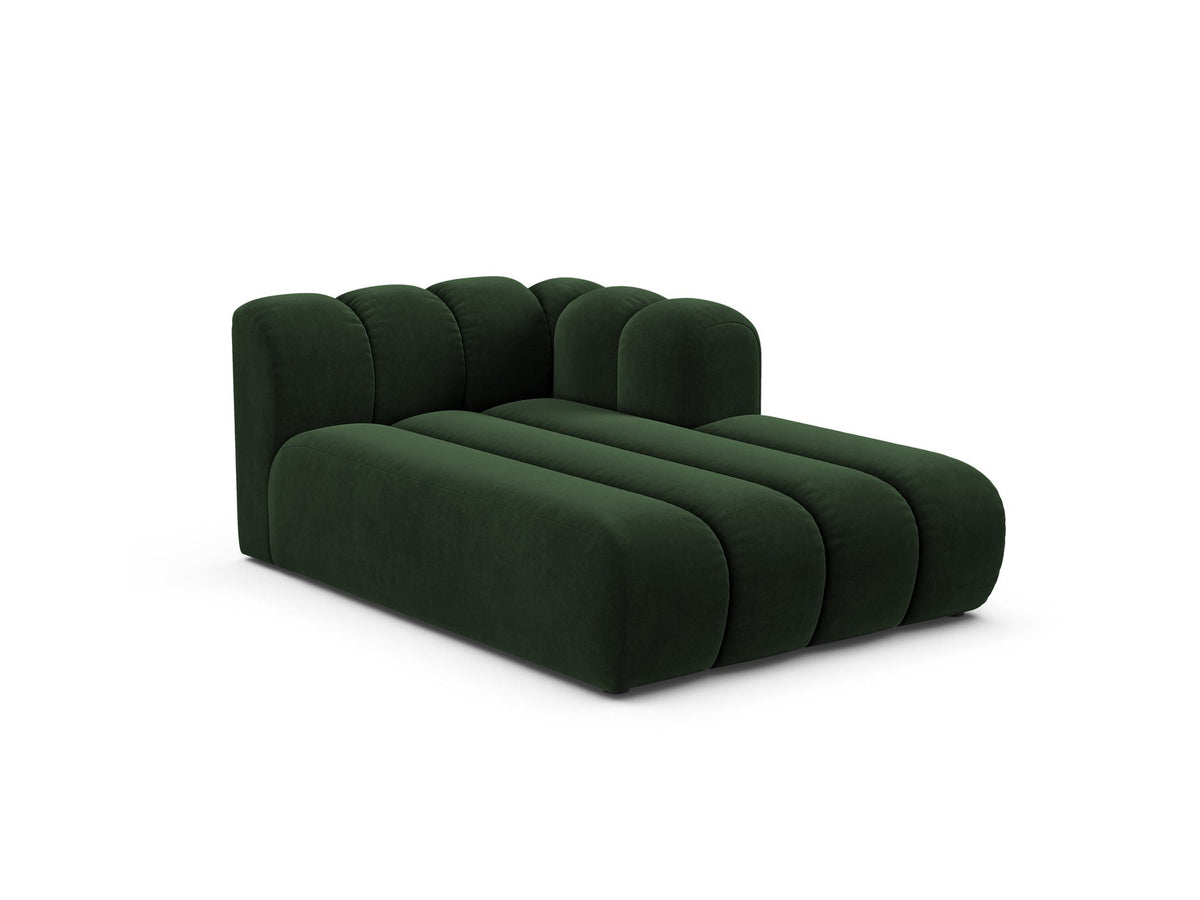 Lupine Chaiselongue von Micadoni, modulares Sofa in leichtem Beige mit Samtstoff, schwarze Kunststoffbeinen, rechte Ausrichtung.