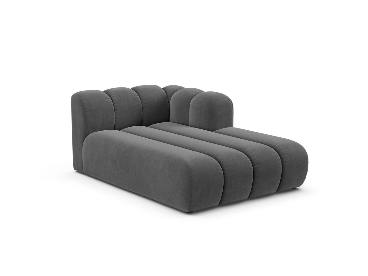 Lupine Chaiselongue von Micadoni, modulares Sofa in leichtem Beige mit Samtstoff, schwarze Kunststoffbeinen, rechte Ausrichtung.