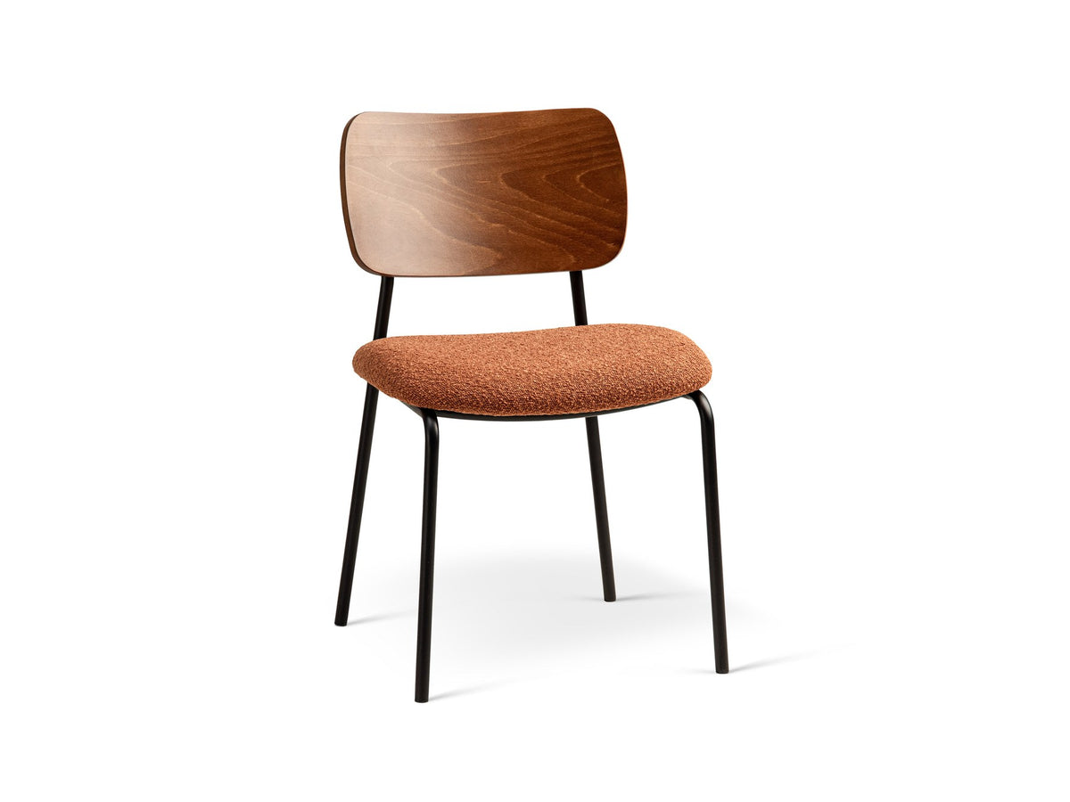 Beiger Samtstuhl mit gepolstertem Sitz aus Bouclé-Stoff, ergonomischer Rückenlehne aus Buchenholz und schwarzen Stahlbeinen im Esszimmer.