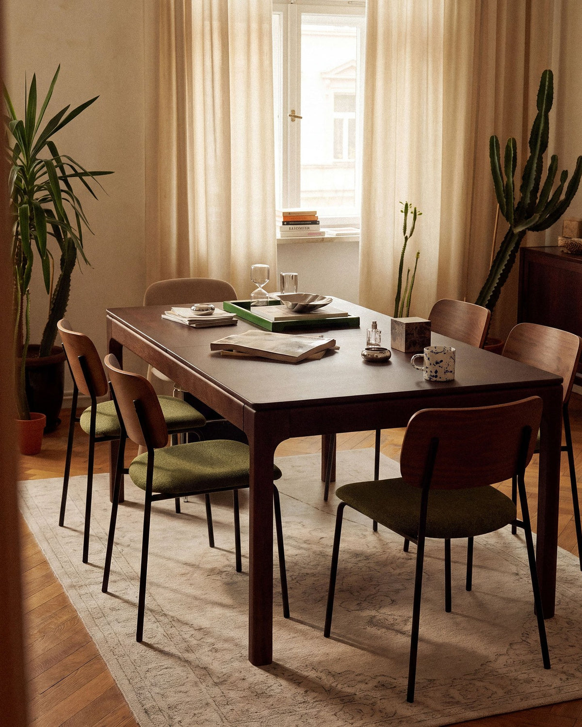 Beiger Samtstuhl mit gepolstertem Sitz aus Bouclé-Stoff, ergonomischer Rückenlehne aus Buchenholz und schwarzen Stahlbeinen im Esszimmer.
