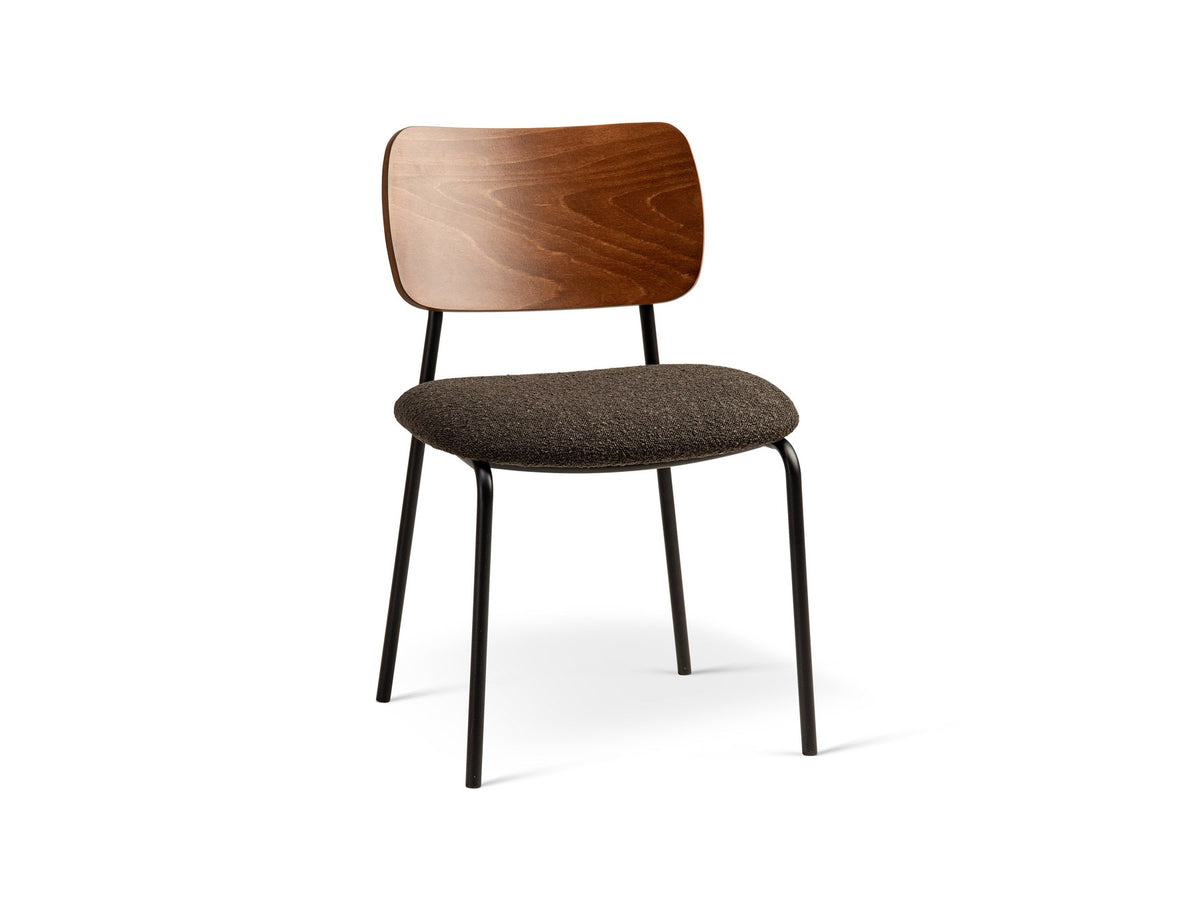 Beiger Samtstuhl mit gepolstertem Sitz aus Bouclé-Stoff, ergonomischer Rückenlehne aus Buchenholz und schwarzen Stahlbeinen im Esszimmer.