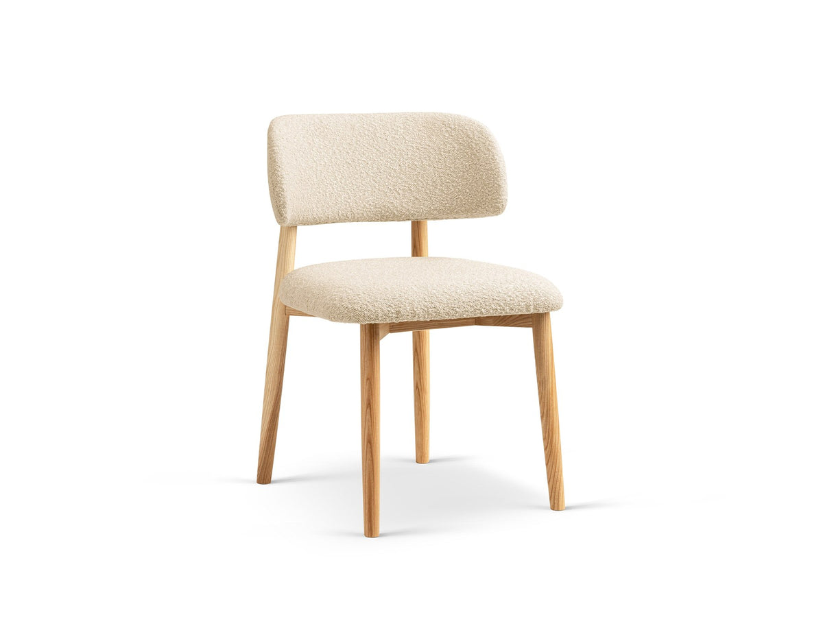 Stuhl Evan von Micadoni in Beige mit strukturiertem Bouclé-Bezug, Sitz- und Rückenpolster sowie Beinen aus natürlichem Buchenholz.