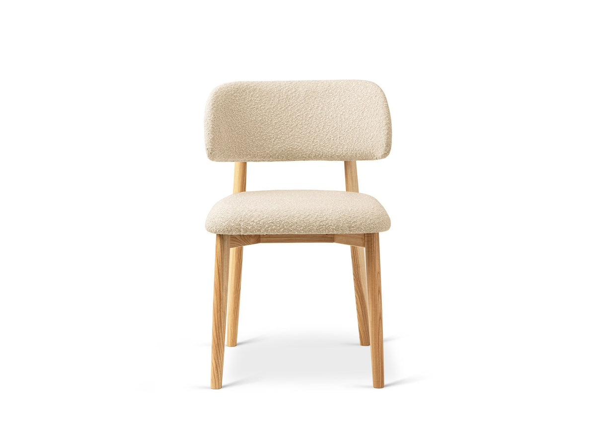 Stuhl Evan von Micadoni in Beige mit strukturiertem Bouclé-Bezug, Sitz- und Rückenpolster sowie Beinen aus natürlichem Buchenholz.