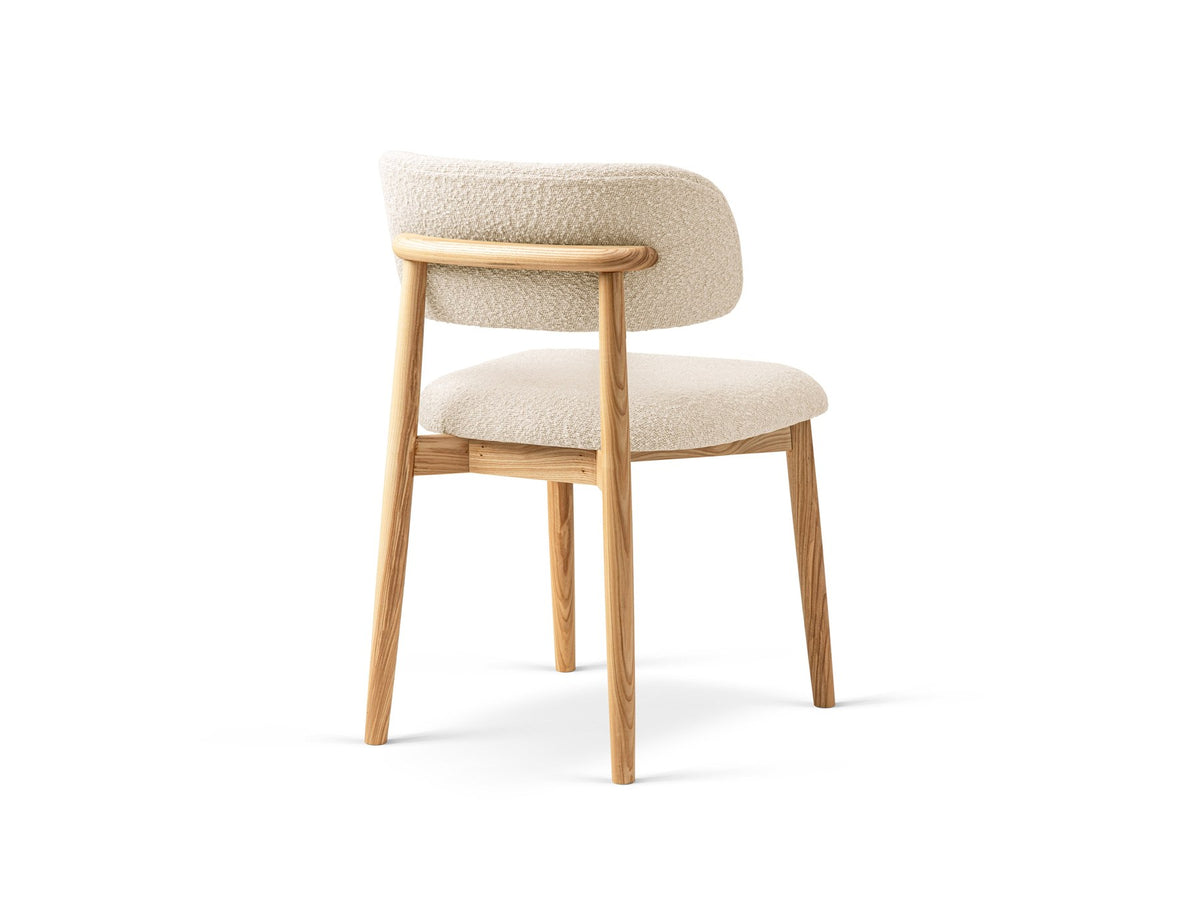 Stuhl Evan von Micadoni in Beige mit strukturiertem Bouclé-Bezug, Sitz- und Rückenpolster sowie Beinen aus natürlichem Buchenholz.