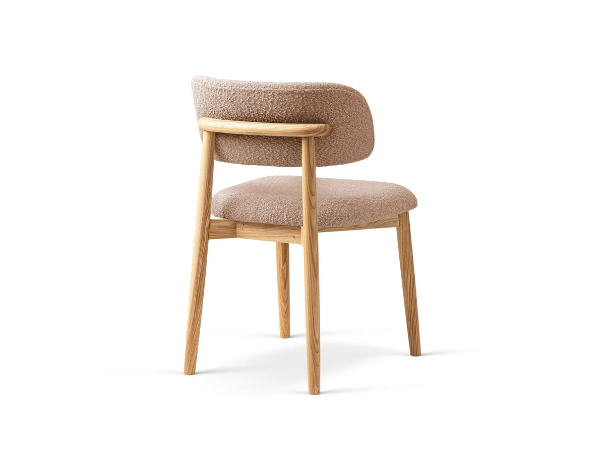 Stuhl Evan von Micadoni in Beige mit strukturiertem Bouclé-Bezug, Sitz- und Rückenpolster sowie Beinen aus natürlichem Buchenholz.