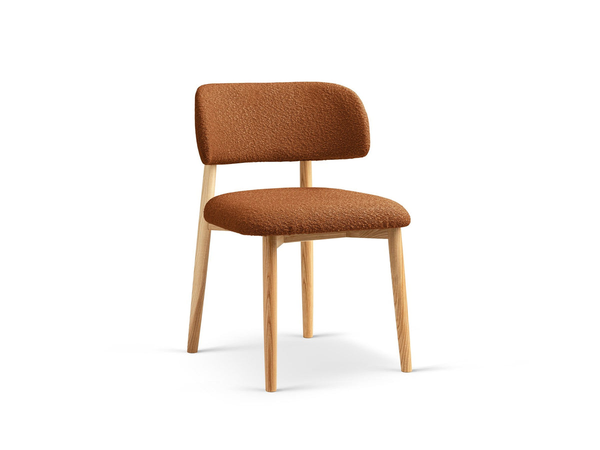 Stuhl Evan von Micadoni in Beige mit strukturiertem Bouclé-Bezug, Sitz- und Rückenpolster sowie Beinen aus natürlichem Buchenholz.