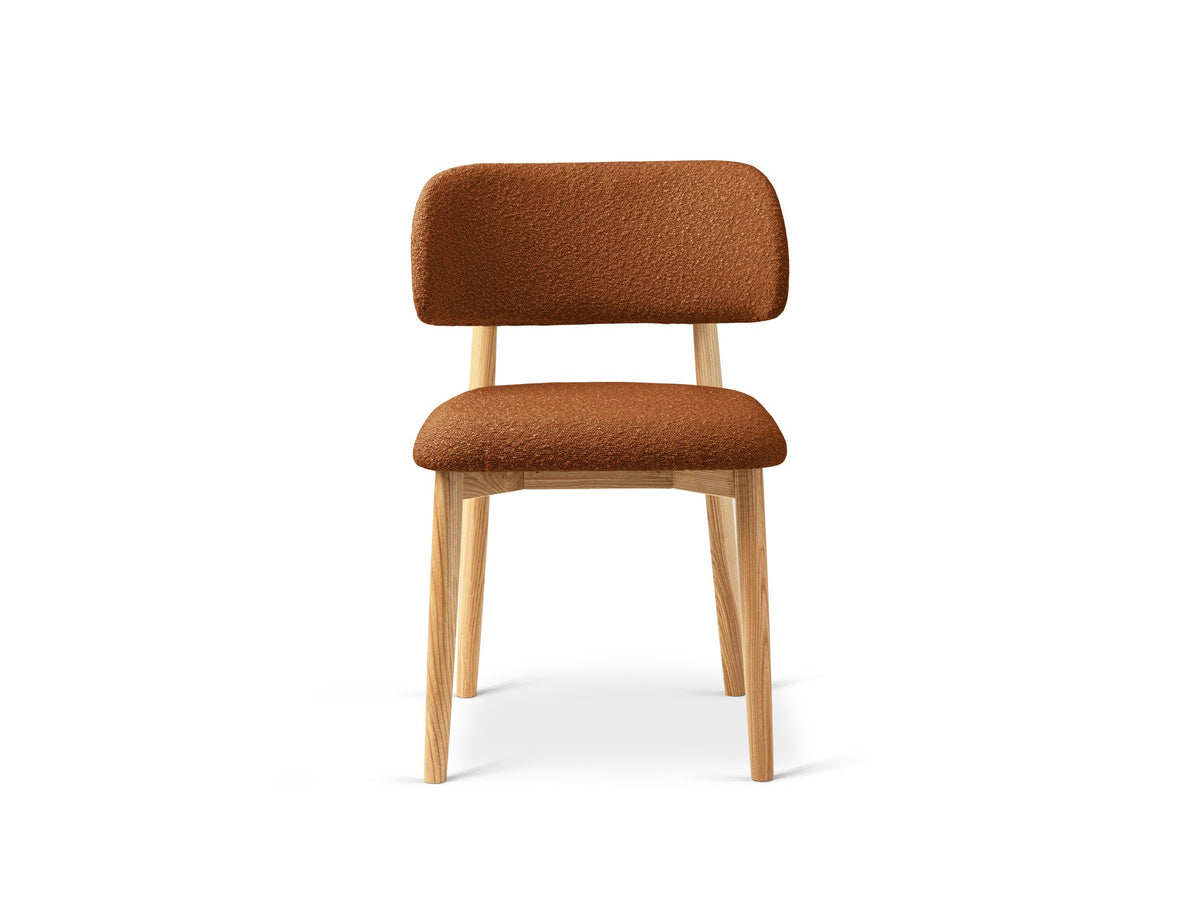 Stuhl Evan von Micadoni in Beige mit strukturiertem Bouclé-Bezug, Sitz- und Rückenpolster sowie Beinen aus natürlichem Buchenholz.