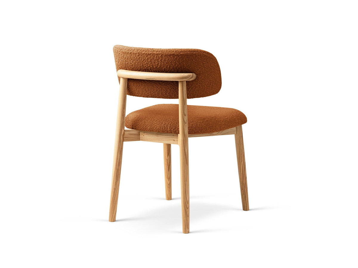Stuhl Evan von Micadoni in Beige mit strukturiertem Bouclé-Bezug, Sitz- und Rückenpolster sowie Beinen aus natürlichem Buchenholz.