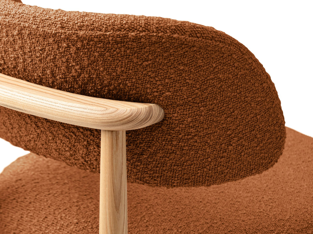 Stuhl Evan von Micadoni in Beige mit strukturiertem Bouclé-Bezug, Sitz- und Rückenpolster sowie Beinen aus natürlichem Buchenholz.