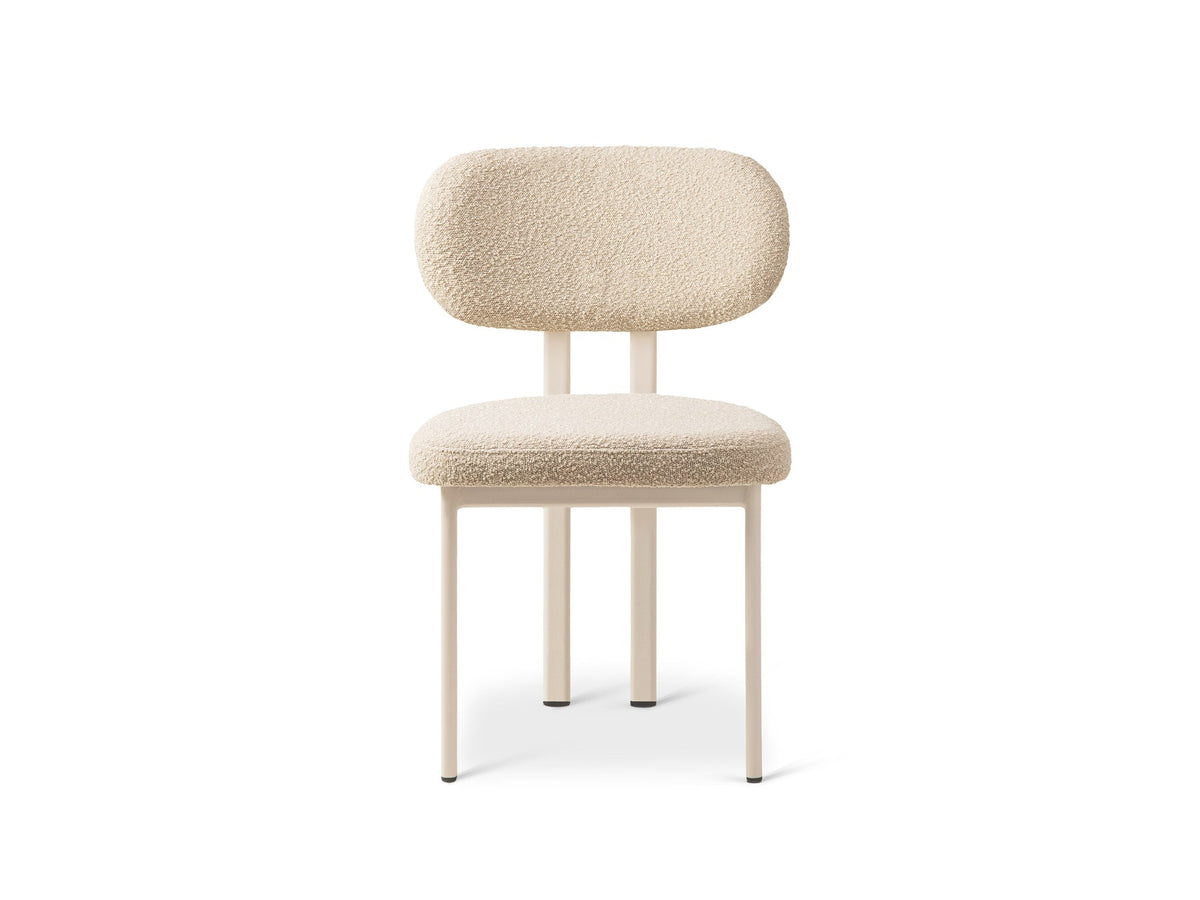 Beiger Bouclé-Stuhl Sam von Micadoni mit Stahlbeinen in Creme, gepolsterter Sitzfläche und Rückenlehne, moderne Formgebung ohne Armlehnen.