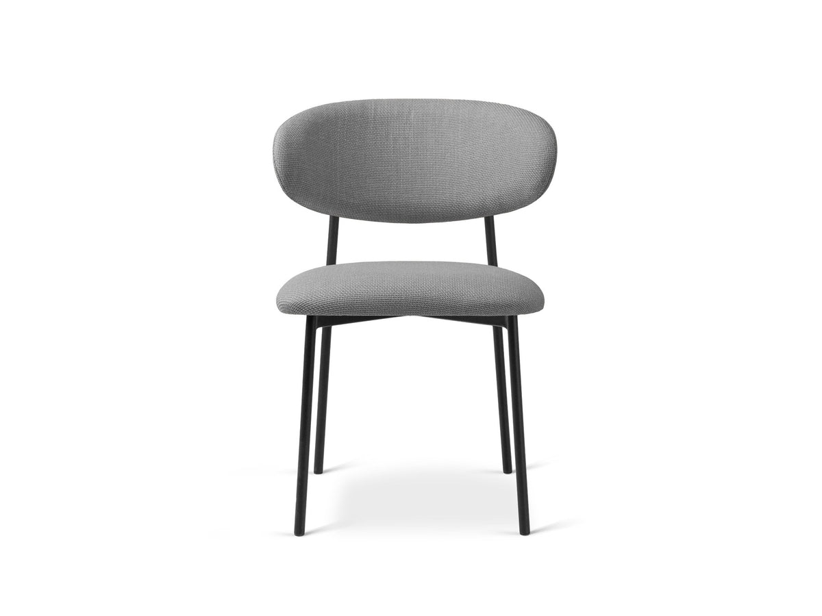 Beiger Samtstuhl Nina von Micadoni mit gepolstertem Sitz, gerader Rückenlehne und schlanken schwarzen Metallbeinen auf hellem Hintergrund.
