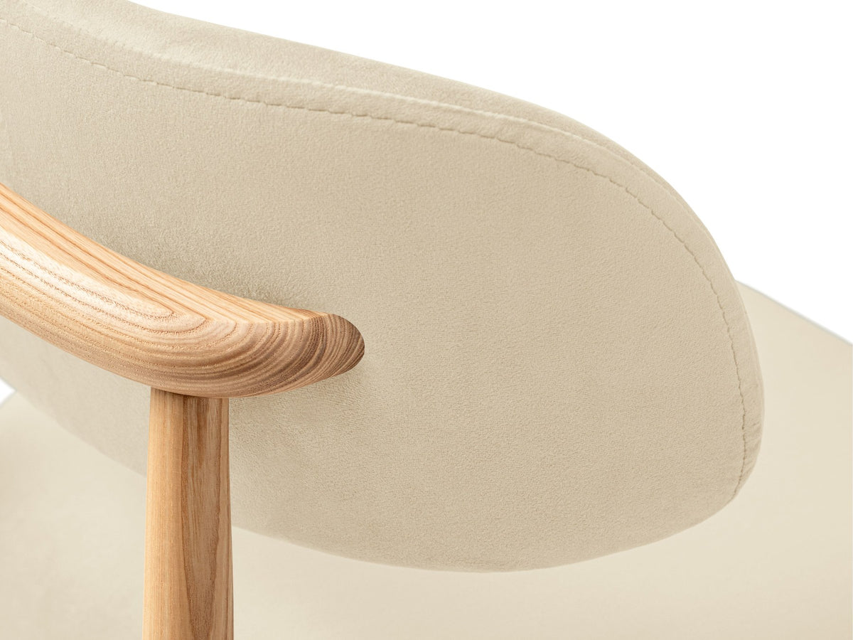 Stuhl Evan von Micadoni in Beige mit strukturiertem Bouclé-Bezug, Sitz- und Rückenpolster sowie Beinen aus natürlichem Buchenholz.