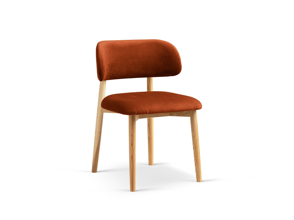Stuhl Evan von Micadoni in Beige mit strukturiertem Bouclé-Bezug, Sitz- und Rückenpolster sowie Beinen aus natürlichem Buchenholz.