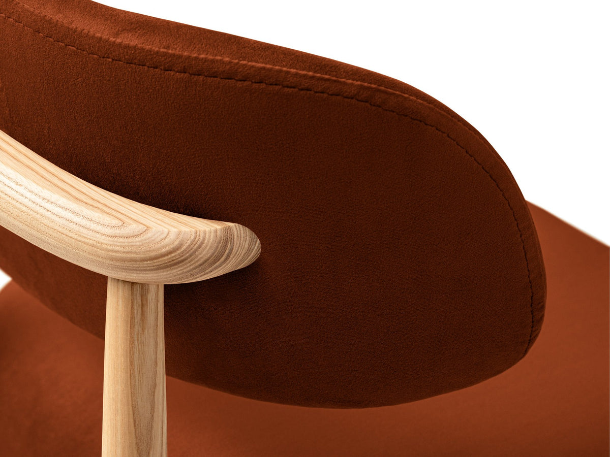 Stuhl Evan von Micadoni in Beige mit strukturiertem Bouclé-Bezug, Sitz- und Rückenpolster sowie Beinen aus natürlichem Buchenholz.